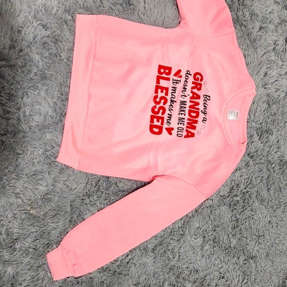 XS crew neck sweater.  Pink with red letters GRANDMA ❤️ petite 💕 - Picture 1 of 5